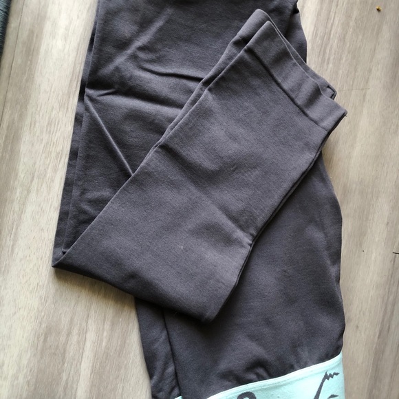 Set of two gorgeous gym shark leggings! XS - Picture 9 of 9